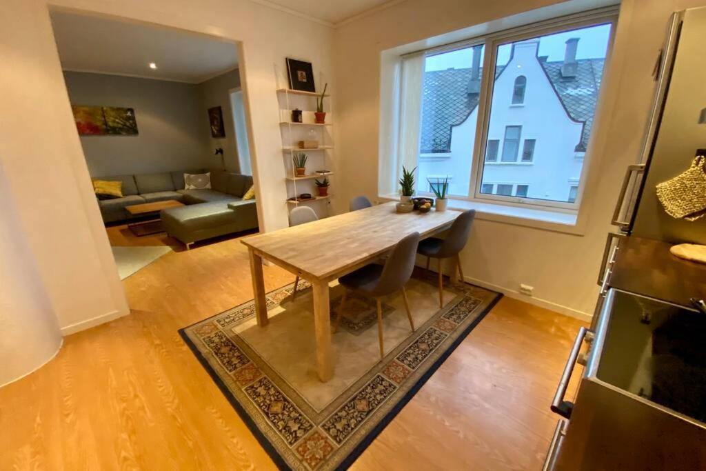 Nice And Central Apartment In Quiet Area Ålesund Kültér fotó